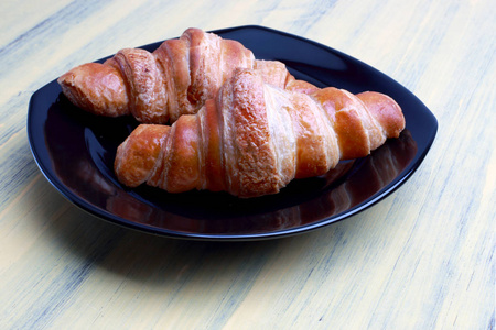 kruvasan在黑版两个牛角面包照片