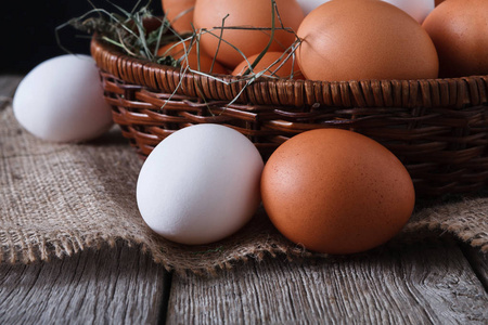 新鲜的鸡肉，白色和棕色鸡蛋上麻袋特写，有机耕作背景