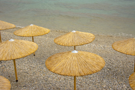 沙滩上的遮阳伞