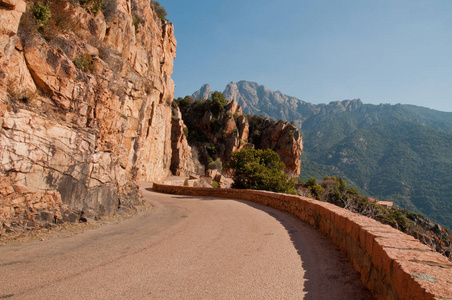 风景秀丽的山区公路在科西嘉岛