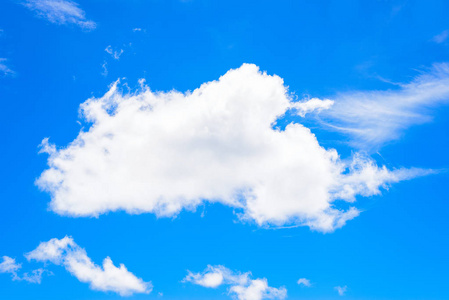 白云在天空中照片