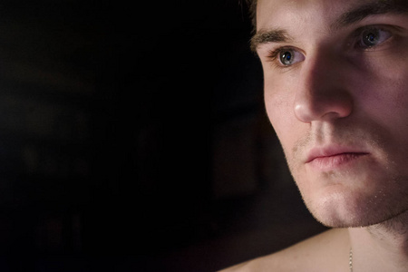 在漆黑的房间,从灯光的特写照片.柔和的光线.绿眼黑发全断面.