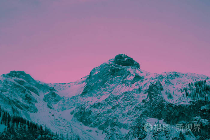 照片描绘美丽多彩喜怒无常霜景观欧洲的阿尔卑斯山脉，与雪峰