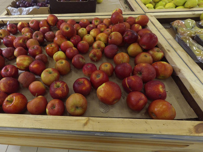 水果摆放商店货架上摆放着新鲜的红苹果照片