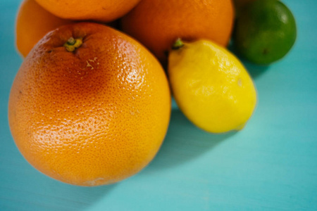 果实的柑桔 橙 石灰 柠檬 柚 葡萄柚与玻璃一杯橙汁