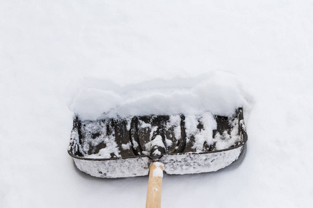 大黑色铲子在白雪清洗