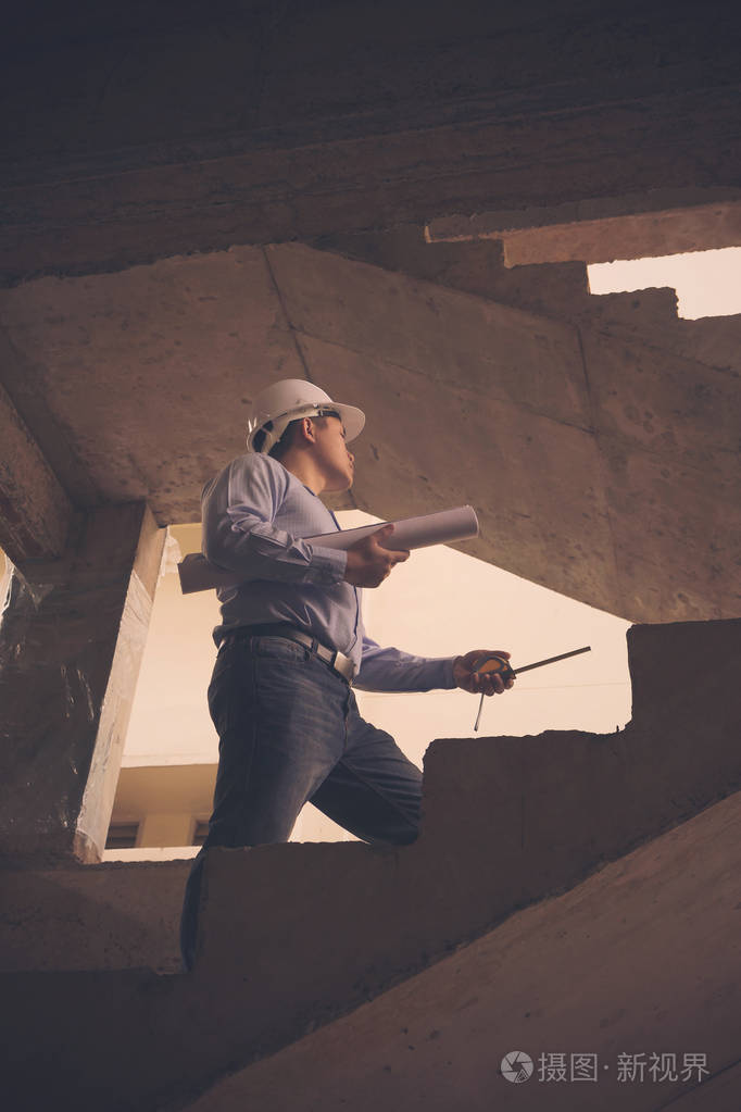 在施工现场老式影响工作的工程师建筑师