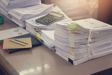 经营理念 未完成的文件在办公室桌上，堆堆的商务用纸