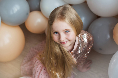 微笑着的金发小姑娘图片