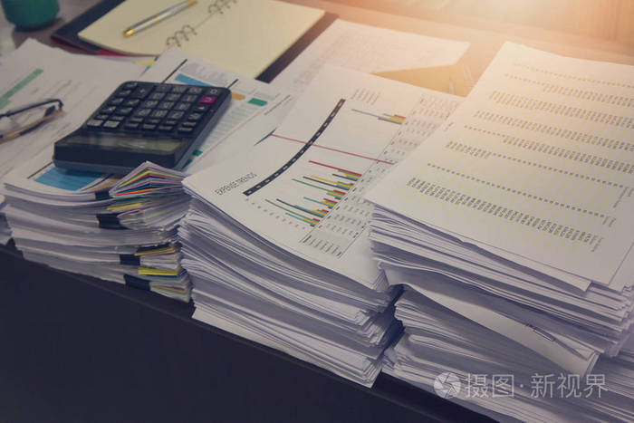 经营理念, 未完成的文件在办公室桌上,堆堆的商务用纸照片-正版商用