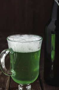 圣帕特里克节的特写绿色啤酒杯子