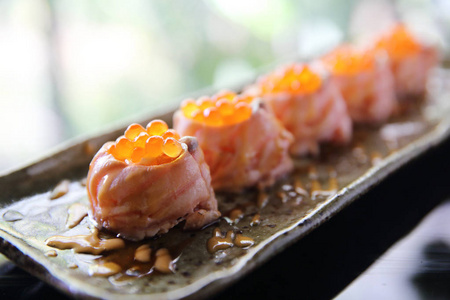三文鱼寿司球与鲑鱼鱼子酱
