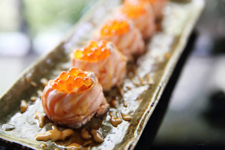 三文鱼寿司球与鲑鱼鱼子酱