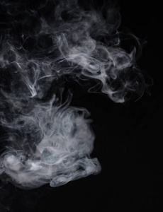 文凭,钞票的保护层骷髅纹身在黑色背景上吸烟在黑色背景上吸烟烟美丽