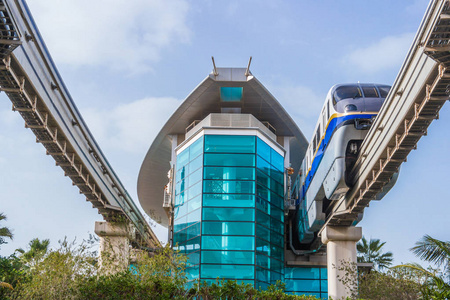 列车站村在迪拜,阿拉伯联合酋长国的单轨铁路站照片