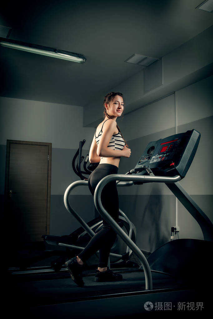 在健身房概念锻炼健康的生活方式运动的女孩
