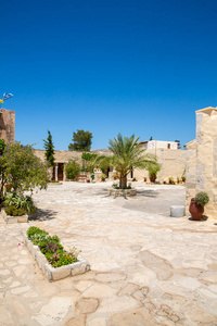 修道院 男修道院 在孟山谷在希腊的克里特岛。孟是最大的平原在克里特岛
