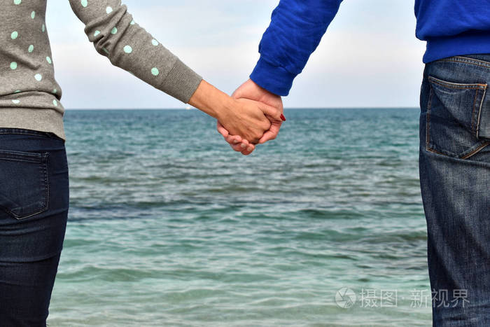 个人手挽手