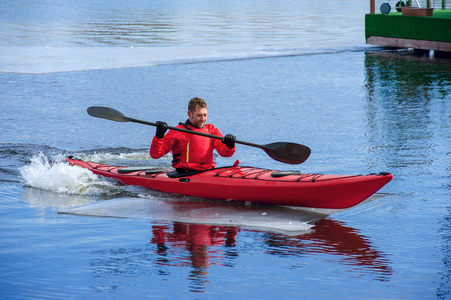 红色的划艇男人上 11 河上的红色皮艇划艇照片