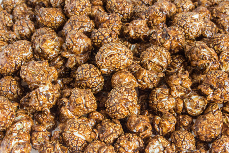 爆浆巧克力巧克力焦糖爆米花关闭照片