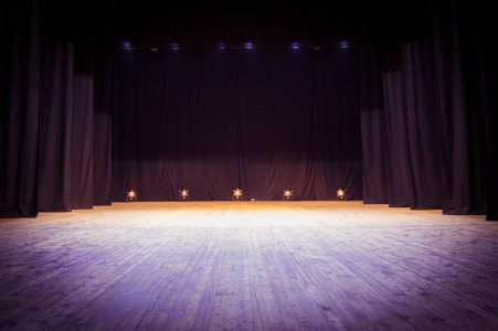 一个空荡荡的舞台剧场,演出前的聚光灯照亮照片