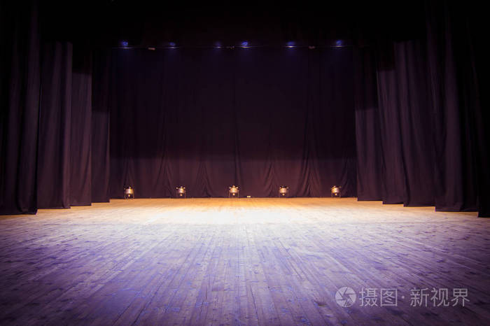 一个空荡荡的舞台剧场,演出前的聚光灯照亮照片-正版商用图片0xtc5b
