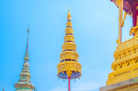 金色的王冠和宝座在扫管笏永珍玉佛寺，大皇宫，浜