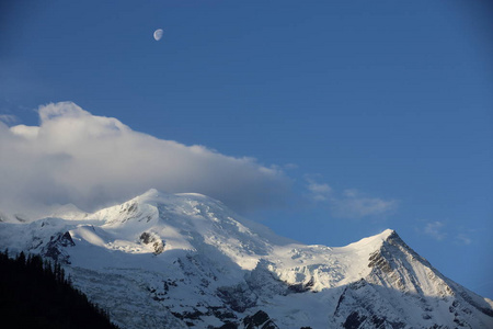 靠近勃朗峰，夏蒙尼，瑞士阿尔卑斯山风景的视图