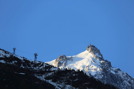 靠近勃朗峰，夏蒙尼，瑞士阿尔卑斯山风景的视图