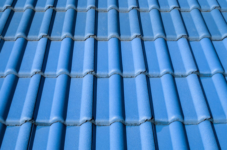 新的蓝色屋顶用瓷砖