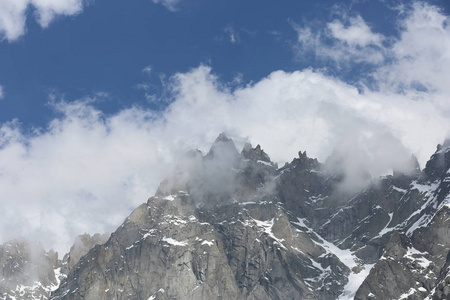 靠近勃朗峰，夏蒙尼，瑞士阿尔卑斯山风景的视图