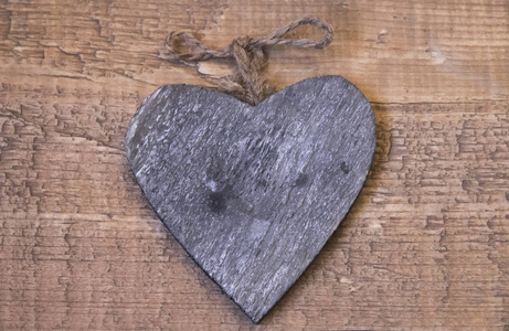 木表面上灰色古色古香的心脏