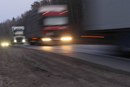 在晚上的高速公路上卡车图片