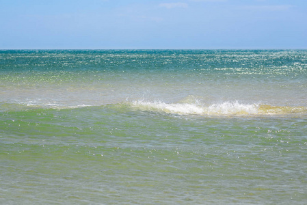 海浪, 蓝色的大海和晴朗的天空。蓝色的天空在蓝色的海面上留给地平线。开放水域。阳光明媚的夏日海景