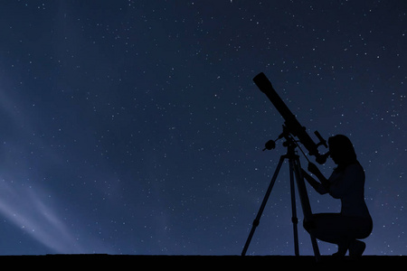 看夜空用望远镜看星星的女孩.布满星星的夜空照片