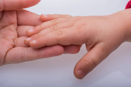 孩子和长大的双手一起照片