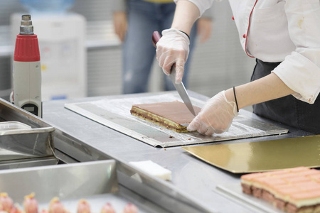 糕点师做蛋糕照片