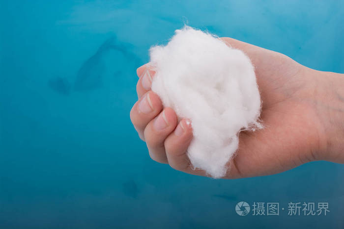 手手拿一些棉花