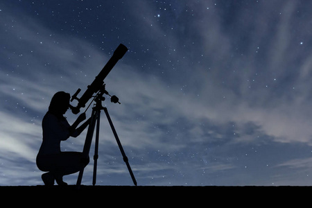 看夜空用望远镜看星星的女孩.布满星星的夜空照片