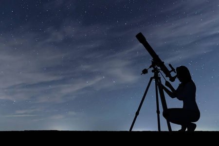 看夜空用望远镜看星星的女孩.布满星星的夜空照片