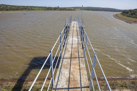 埃雷加科纳尔沃水库大坝上的现代人行天桥