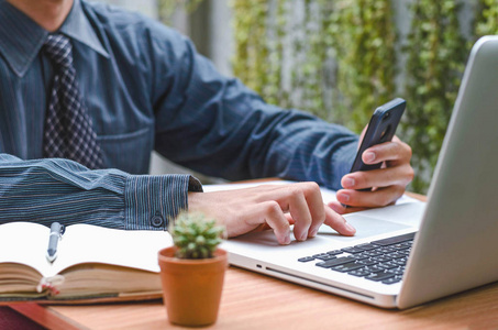 商务男人手上忙的视图照片