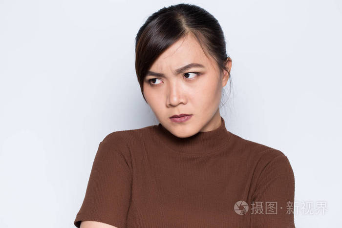 愤怒的女人上孤立背景