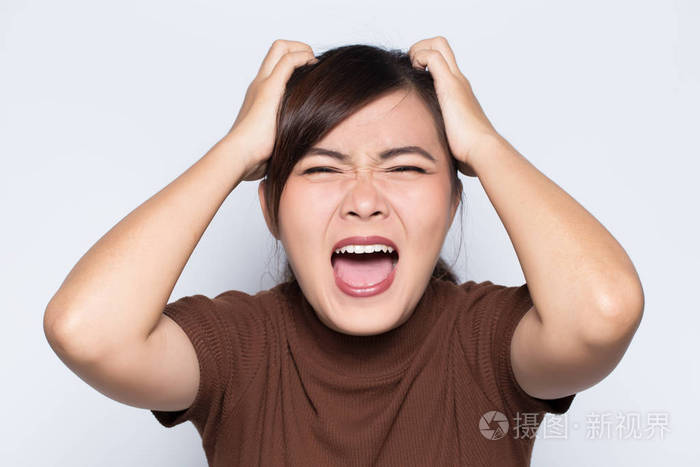 愤怒的女人上孤立背景