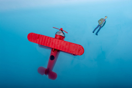 模型飞机和水中的人俑图片