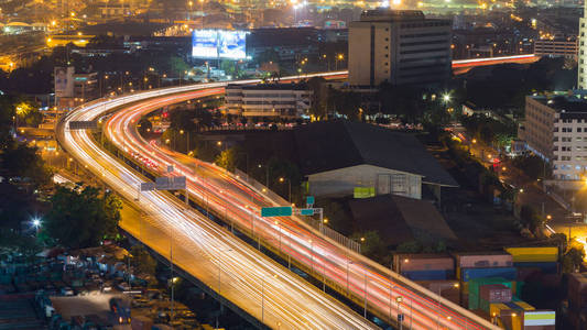 城市公路弯鸟瞰图