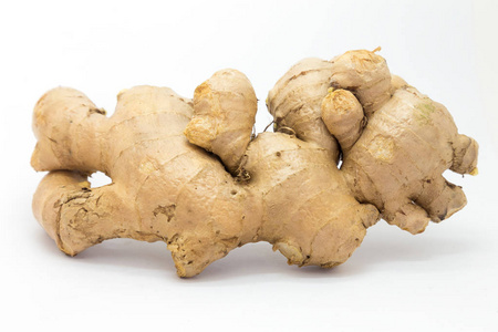 区的小山青姜生长在田间等待收获水果和蔬菜在市场上在白色的背景下