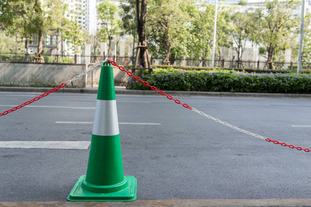 绿色交通锥与红色和白色链停车