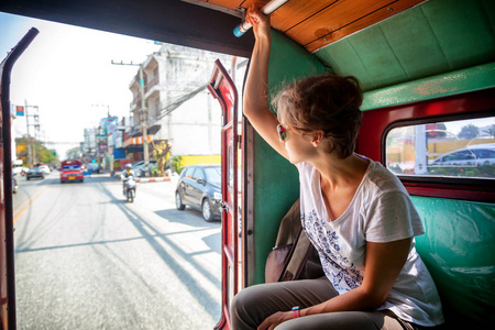 女游客前往泰国的公共交通工具，Songteo