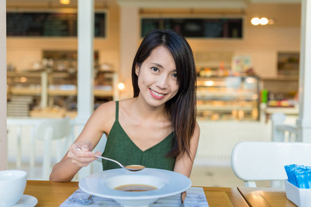 女人喜欢在餐馆里的汤